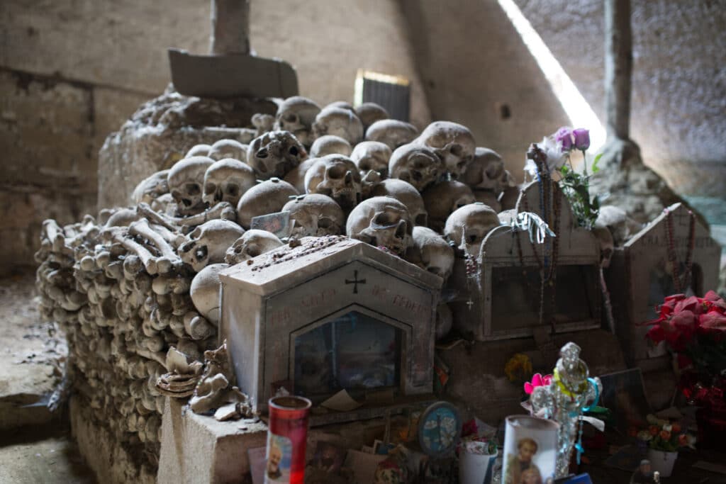 cimitero delle fontanelle napoli