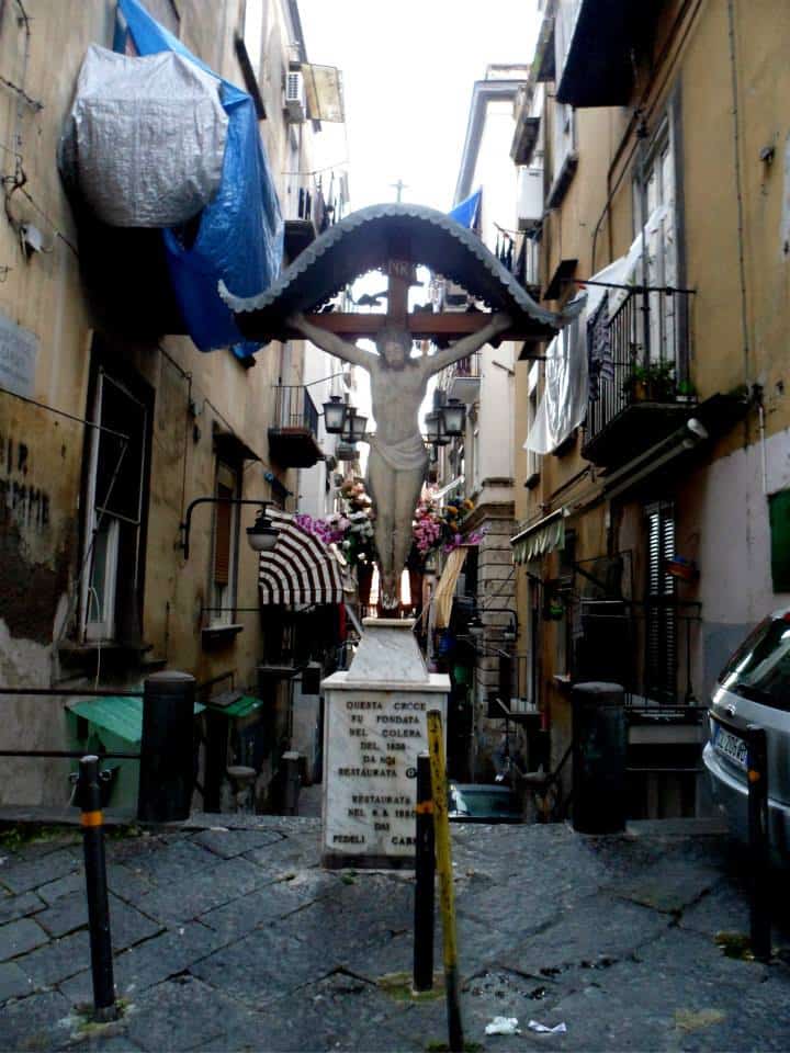 edicole sacre a napoli Crocifisso elevato in occasione dellepidemia di colera del in cima alle scale di vico Croce a Cariati