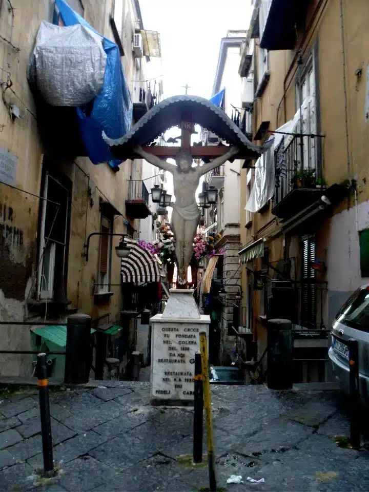 edicole sacre a napoli Crocifisso elevato in occasione dellepidemia di colera del 1836 in cima alle scale di vico Croce a Cariati.