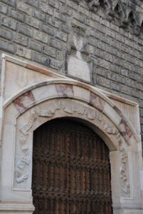 portone di palazzo penne il palazzo del diavolo