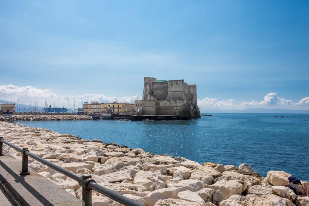 castel dell'ovo a napoli visto dal lungomare