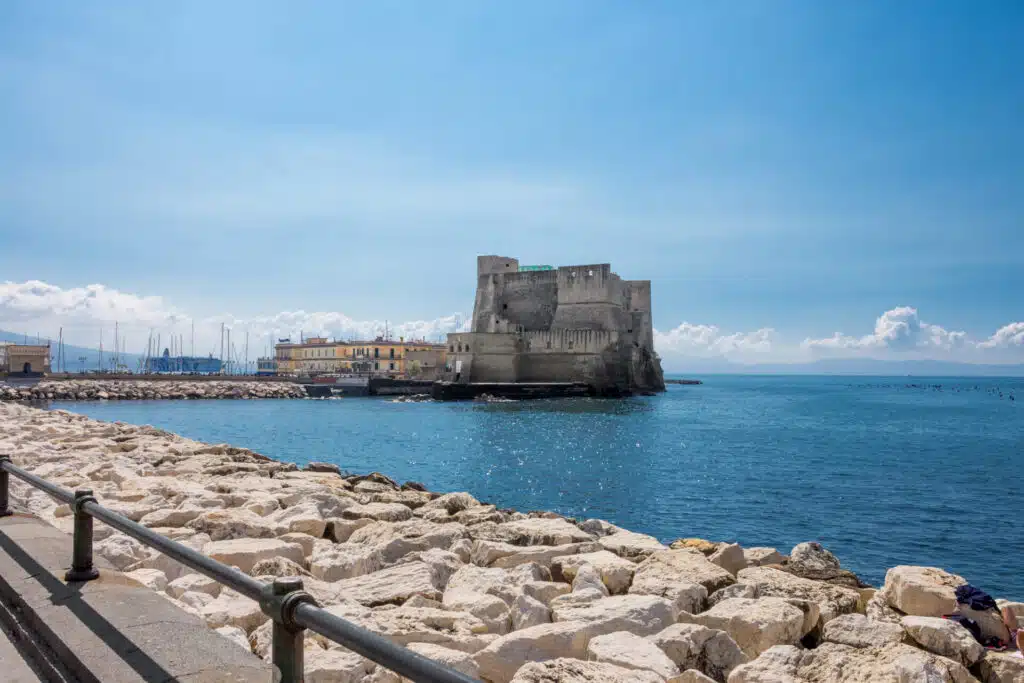castel dell'ovo a napoli visto dal lungomare