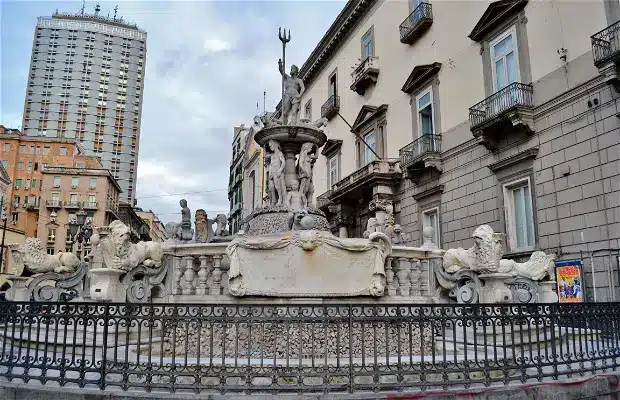 fontana di nettuno a napoli piazza municipio