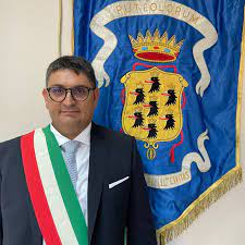 gigi manzoni sindaco pozzuoli