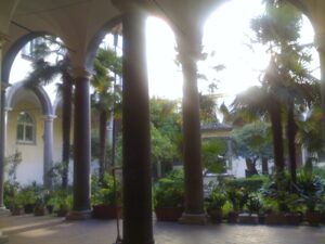 il pozzo nel chiostro di san paolo maggiore a san gaetano napoli