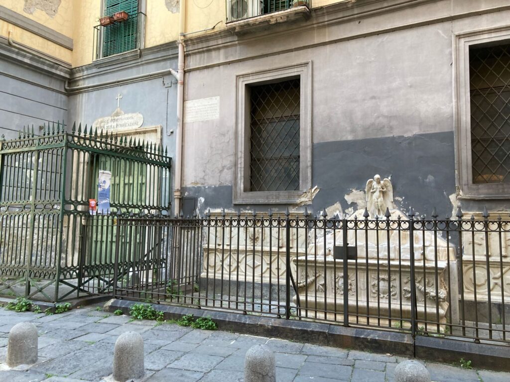 fontana spinacorona con la chiesa adiacente