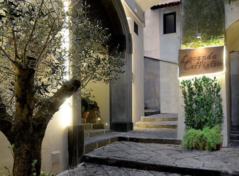 Vico Cerriglio a Napoli il più stretto della città napoli misteriosa