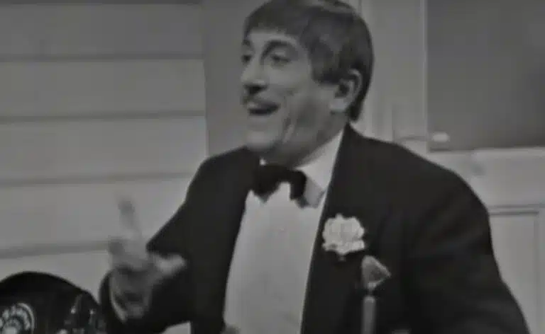 Uomo in smoking ride in bianco e nero.