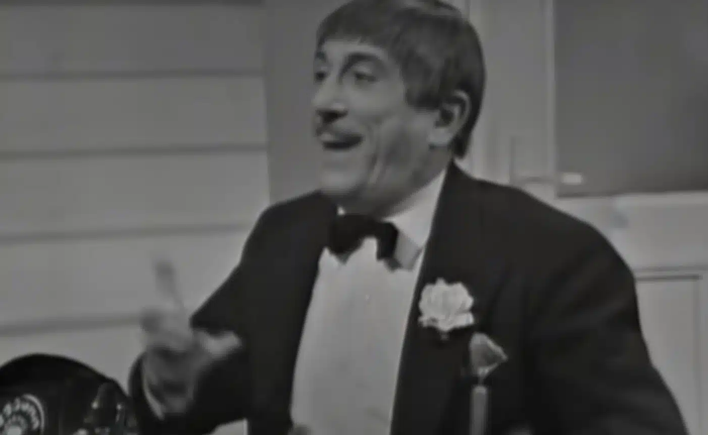 Uomo in smoking ride in bianco e nero.