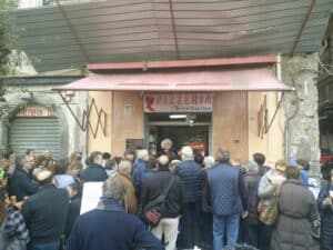 Folla davanti a pizzeria Fortuna, Napoli.