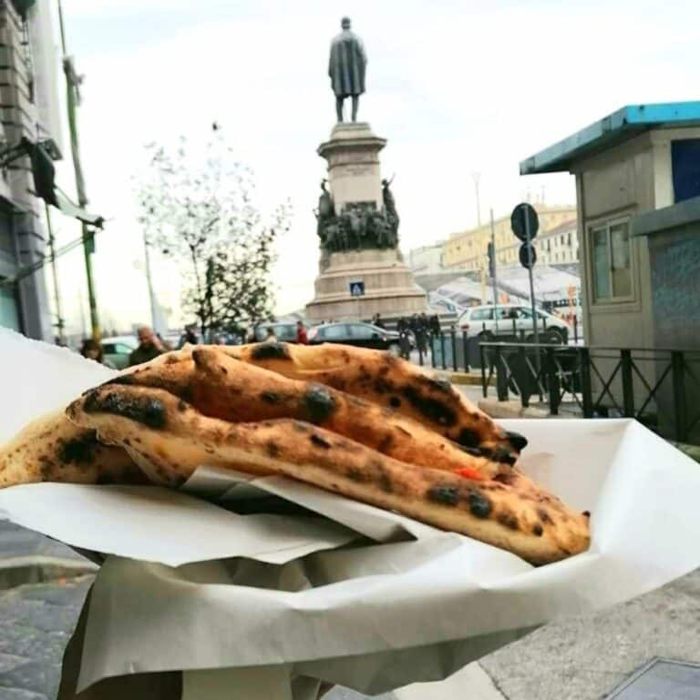 Trancio di pizza a portafoglio davanti a alla pizzeria fortuna a napolo