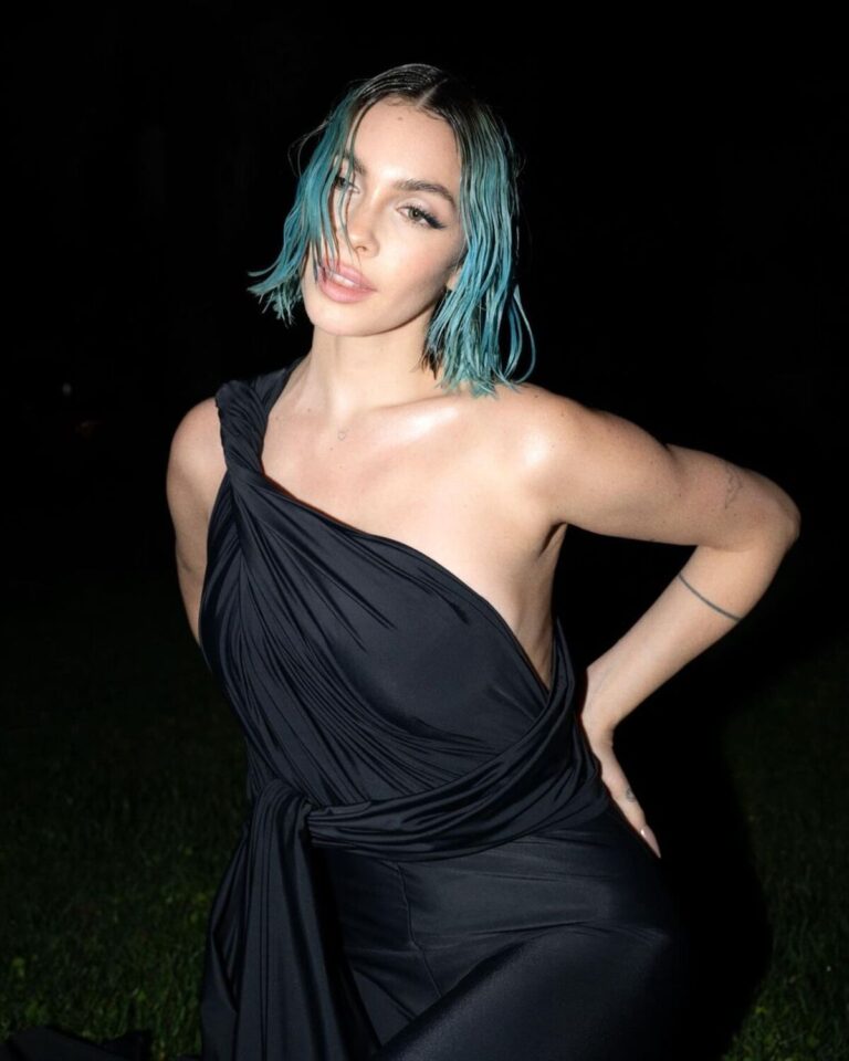 Rose Villain sorridente con capelli colorati a Sanremo