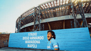 Stadio Diego Armando Maradona a Napoli con murale.