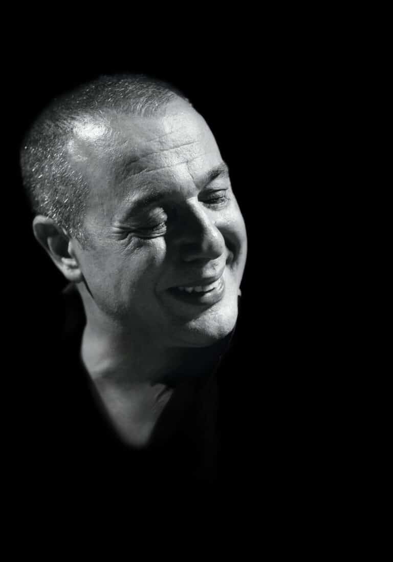 Ritratto in bianco e nero di federico salvatore sorridente