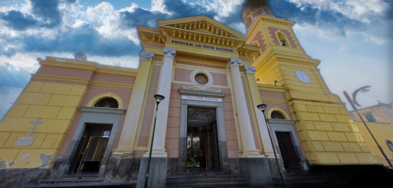 Facciata basilica cattolica con campanile giallo