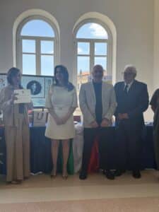Cerimonia di premiazione con quattro relatori