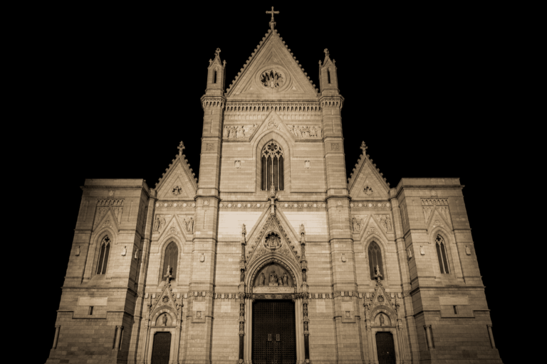 Facciata illuminata del duomo di napoli di notte