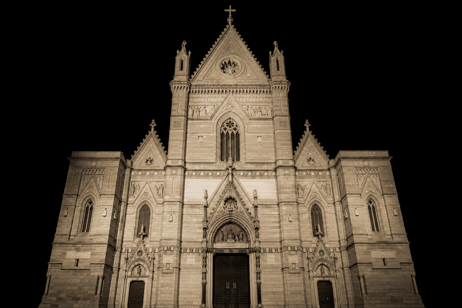 Facciata illuminata del duomo di napoli di notte