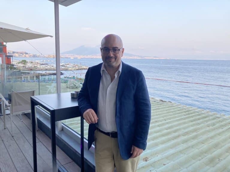 Uomo su terrazza vista mare e Vesuvio
