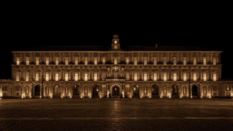 Palazzo reale di Napoli illuminato di notte, facciata monumentale