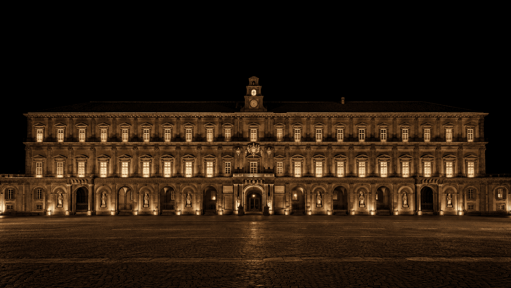 Palazzo reale di Napoli illuminato di notte, facciata monumentale