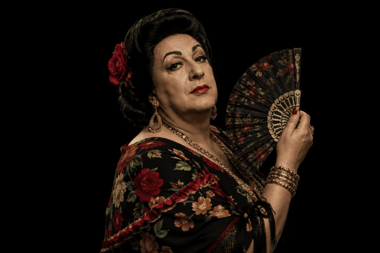 Ritratto di donna con ventaglio e abito floreale