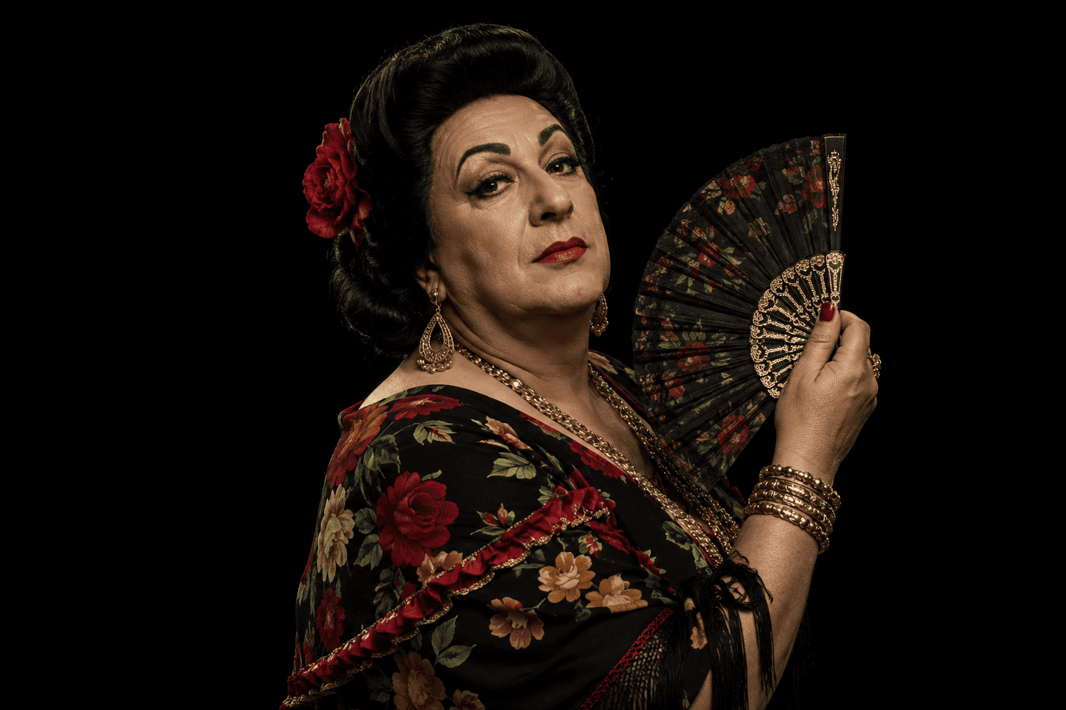 Ritratto di donna con ventaglio e abito floreale