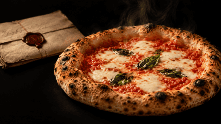 Pizza margherita storia: pizza napoletana con pomodoro, mozzarella e basilico appena sfornata