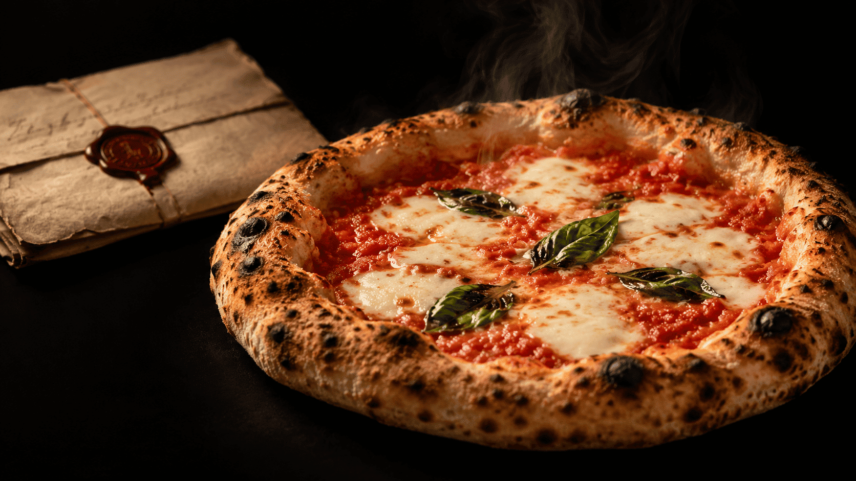 Pizza margherita storia: pizza napoletana con pomodoro, mozzarella e basilico appena sfornata