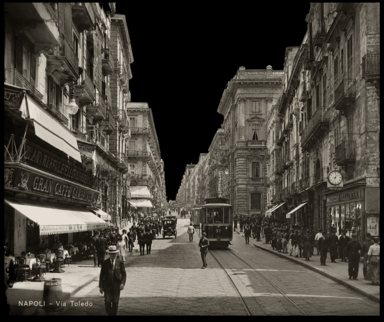 Via Toledo a Napoli con tram storico e folla