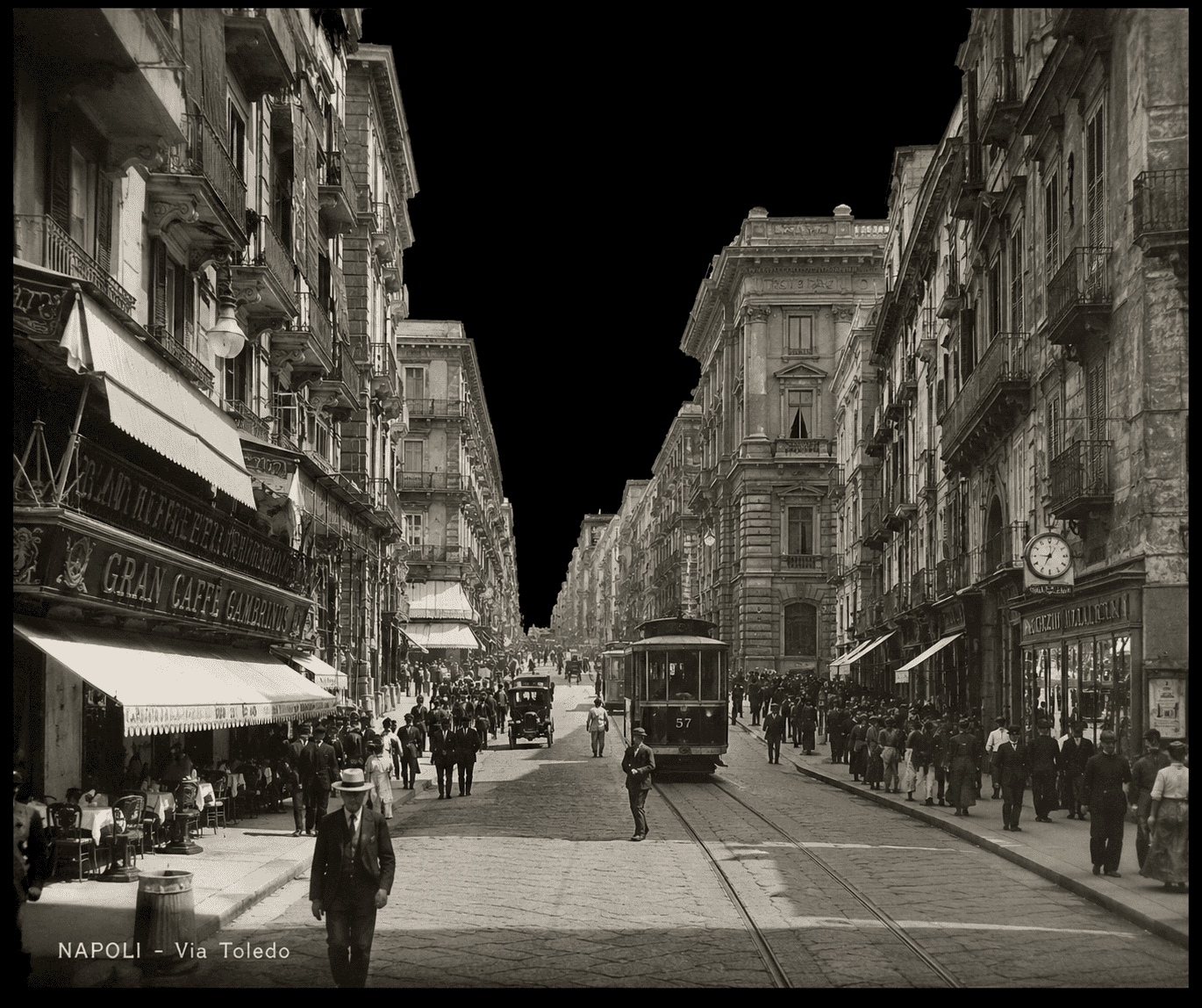 Via Toledo a Napoli con tram storico e folla